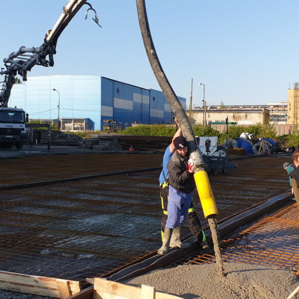 pokládání betonové směsi