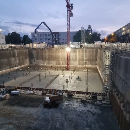 konstrukční beton při základech stavby